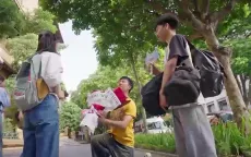 Đi giữa trời rực rỡ - Tập 18: Chải quỳ trước cổng trường tặng hoa, bị Pu từ chối phũ phàng