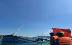 Hải quân cứu kéo tàu cá Bình Định bị phá nước vào bờ an toàn
