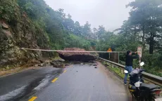 Nhiều tuyến đường phía Bắc ách tắc do sạt lở