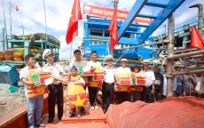 Vùng 4 Hải quân tặng quà, khám sức khỏe và cấp thuốc cho ngư dân Bình Thuận