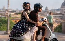 Khi Emily rời Paris