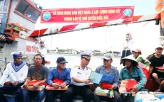 Hải quân Việt Nam làm điểm tựa cho ngư dân vươn khơi bám biển