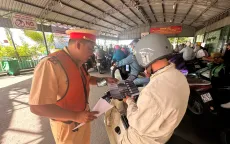 CSGT TP Hồ Chí Minh phát nước suối, khăn lạnh tiếp súc cho người dân đi đường