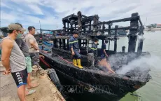 Ninh Thuận: Điều tra nguyên nhân tàu cá neo ở cảng Ninh Chữ bốc cháy trở lại