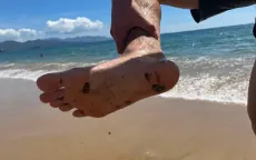 Xử lý dầu vón cục dạt vào bờ biển Nha Trang