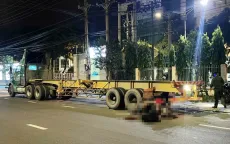 Tông đuôi xe đầu kéo container, 2 nam thanh niên tử vong