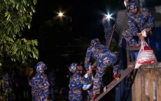 Lữ đoàn 170 Hải quân giúp dân chằng chống nhà cửa, cứu tàu ngư dân trong đêm
