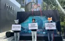 Người hâm mộ biểu tình yêu cầu Kpop “không rác thải nhựa”