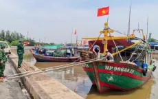 Quân đội huy động hàng nghìn người giúp dân gặt lúa, chằng chống nhà cửa