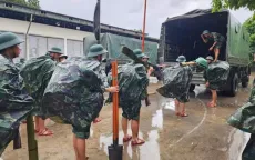 Ấm áp tình quân - dân giữa cơn bão lũ