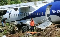 Máy bay chở 48 hành khách trượt khỏi đường băng ở Indonesia, nhiều người bị thương