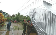 Kiên Giang: Cán bộ, chiến sĩ giúp dân khắc phục hậu quả sau thiên tai