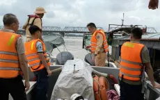 Cảnh sát giao thông, cứu hộ tàu hàng bị lật trên sông Hồng