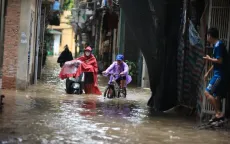 Hà Nội ùn tắc kéo dài, nước ngập sâu một số tuyến phố sau trận mưa lớn đêm 9/9