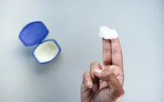 Đừng bỏ qua những công dụng thần kỳ của Vaseline