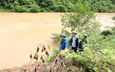 Hơn 400 người dân bản Cha Nga (Nghệ An) bị cô lập do mưa lũ, sạt lở