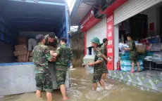 Lực lượng quân đội, công an lăn xả vào vùng ngập lụt, sạt lở hỗ trợ nhân dân