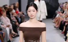 Lần đầu trình diễn trên sàn catwalk, Dahyun (TWICE) bị chê nhạt nhoà