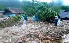 Người dân TP Yên Bái vật lộn với bùn đất sau khi nước rút