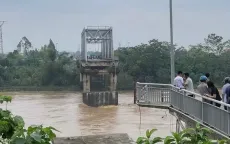 Vụ sập cầu Phong Châu: Triển khai tìm kiếm người mất tích sau khi nước sông rút