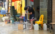 Người dân Phúc Tân (Hoàn Kiếm) hối hả dọn nhà sau trận lụt 20 năm mới có 1 lần