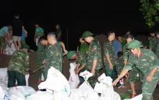 Người dân Nam Định xuyên đêm gia cố, quyết tâm giữ đê đến cùng