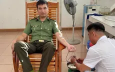 Cán bộ Công an kịp thời hiến máu cứu người trong mùa lũ