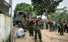 Lắp đặt cầu phao thay thế cầu Phong Châu trong thời gian ngắn nhất