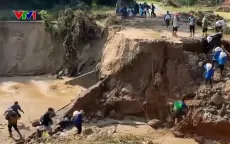 Lào Cai: Cõng hàng cứu trợ lên núi