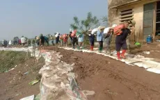 Hơn 1.000 người dân cứu đê Đồng Việt, Bắc Giang