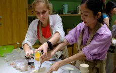 Người nước ngoài trải nghiệm làm bánh Trung thu truyền thống