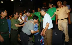 Chương trình đặc biệt "Điểm tựa Việt Nam": Tình người là điểm tựa trong bão lũ...