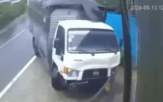 Vào cua nhanh trên đường trơn trượt, xe tải tông thẳng người đi xe máy