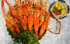 Hướng dẫn cách làm tôm nướng muối hạt giữ trọn hương vị tươi ngon
