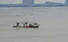Tàu thuyền được lưu thông trở lại qua sông Hồng