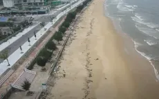 Hà Tĩnh các bãi biển ngập rác sau bão