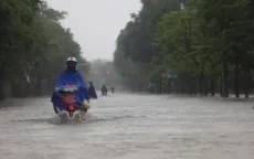 Mưa xối xả, nhiều trường ở Nghệ An cho học sinh nghỉ gấp