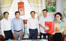 Thăm, tặng quà gia đình chính sách, cán bộ hưu trí nhân dịp lễ Sene Đôlta