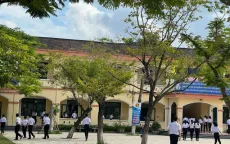 Phụ huynh xông vào lớp đánh học sinh lớp 8