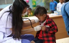 “Những bước chân xanh” chăm lo sức khỏe trẻ em vùng cao