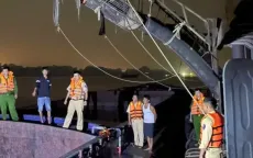 Mật phục trong đêm bắt giữ 2 tàu khai thác cát trái phép trên sông Hồng