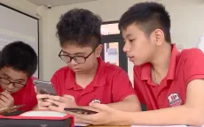 Có nên cho học sinh sử dụng điện thoại di động trong trường học?