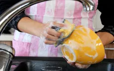 Bao lâu nên thay miếng bọt biển rửa chén một lần?