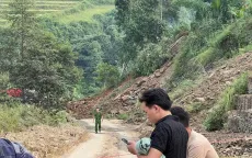 Lào Cai: Liên tiếp sạt lở đất gây chia cắt giao thông
