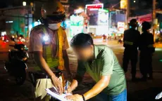 CSGT lập chốt kiểm tra nồng độ cồn không gây cản trở giao thông