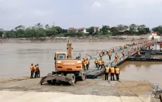 Niềm vui lớn của người dân khi có cầu phao thay cầu Phong Châu