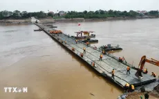 Chính thức ghép cầu phao dã chiến tạm thay cầu Phong Châu bị sập