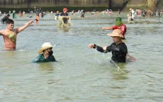 Thủy điện Trị An đóng đập tràn, người dân đổ xô đi bắt cá