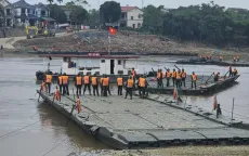 Sử dụng phà quân đội tạm thay thế cầu phao Phong Châu