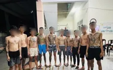 Nghĩ bị nhìn đểu, 2 nhóm thanh niên mang hung khí hẹn nhau "thanh toán"